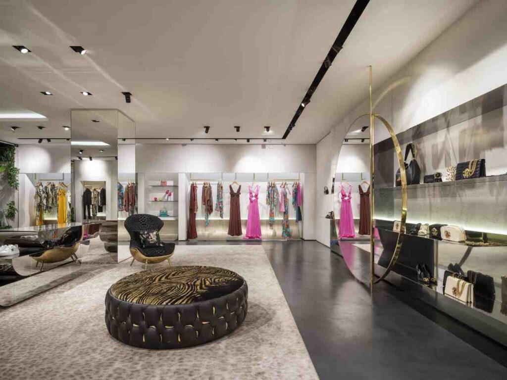 Arredi contract: il caso di studio dei negozi Roberto Cavalli