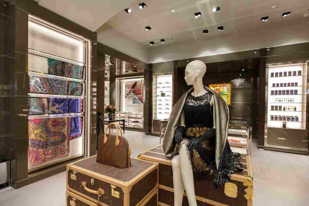 Il negozio Etro offre un’esperienza d’acquisto studiata e coerente con il brand
