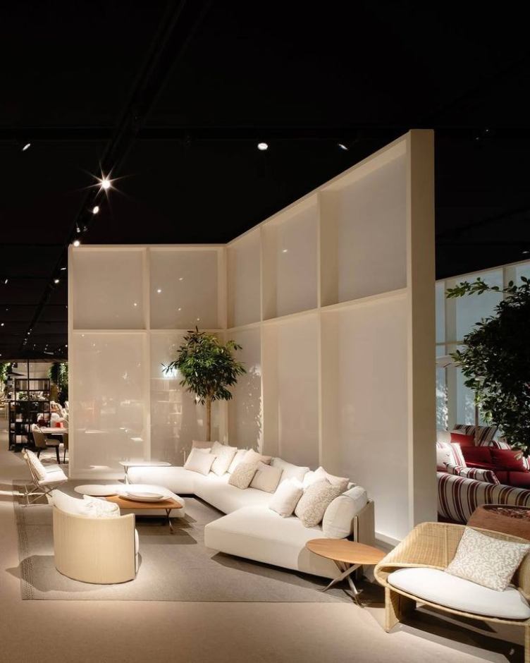 
Purchasing furniture for international projects: who are the specialists?
